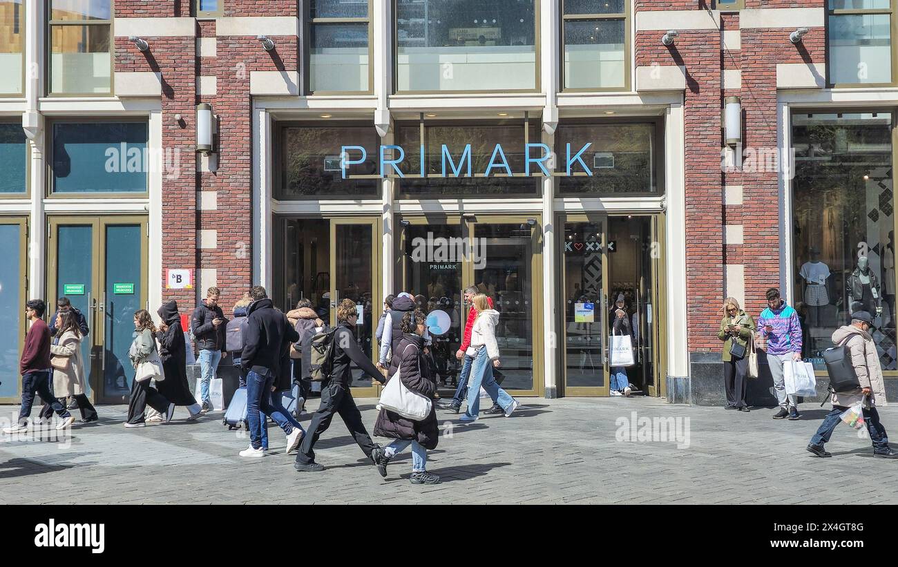 Amsterdam Niederlande 21 April 2024, Motion Blur People Walking Shopping im Primark Einkaufszentrum Stockfoto
