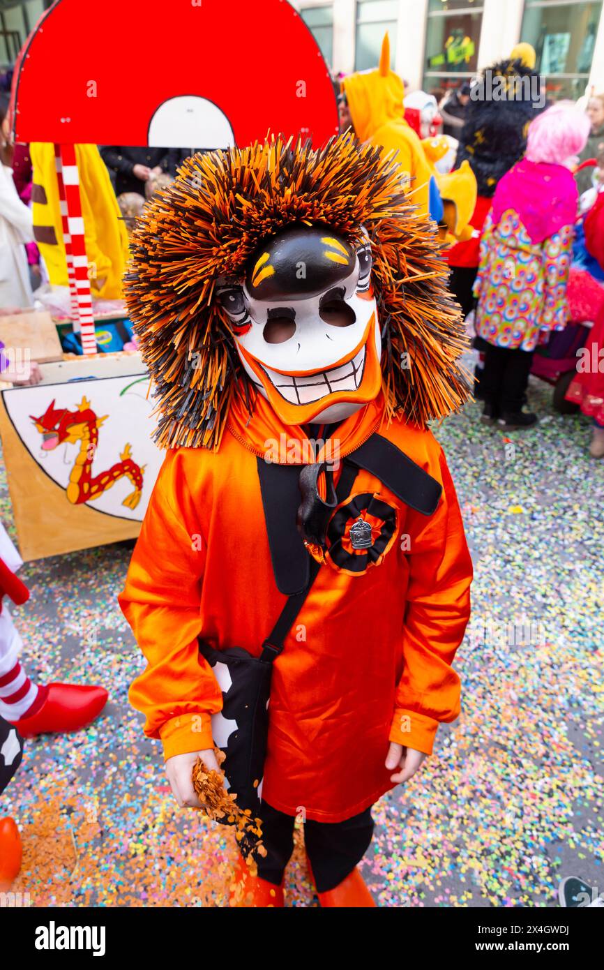 Basel, Schweiz - 20. Februar 24. Orangenes Karnevalskostüm Stockfoto