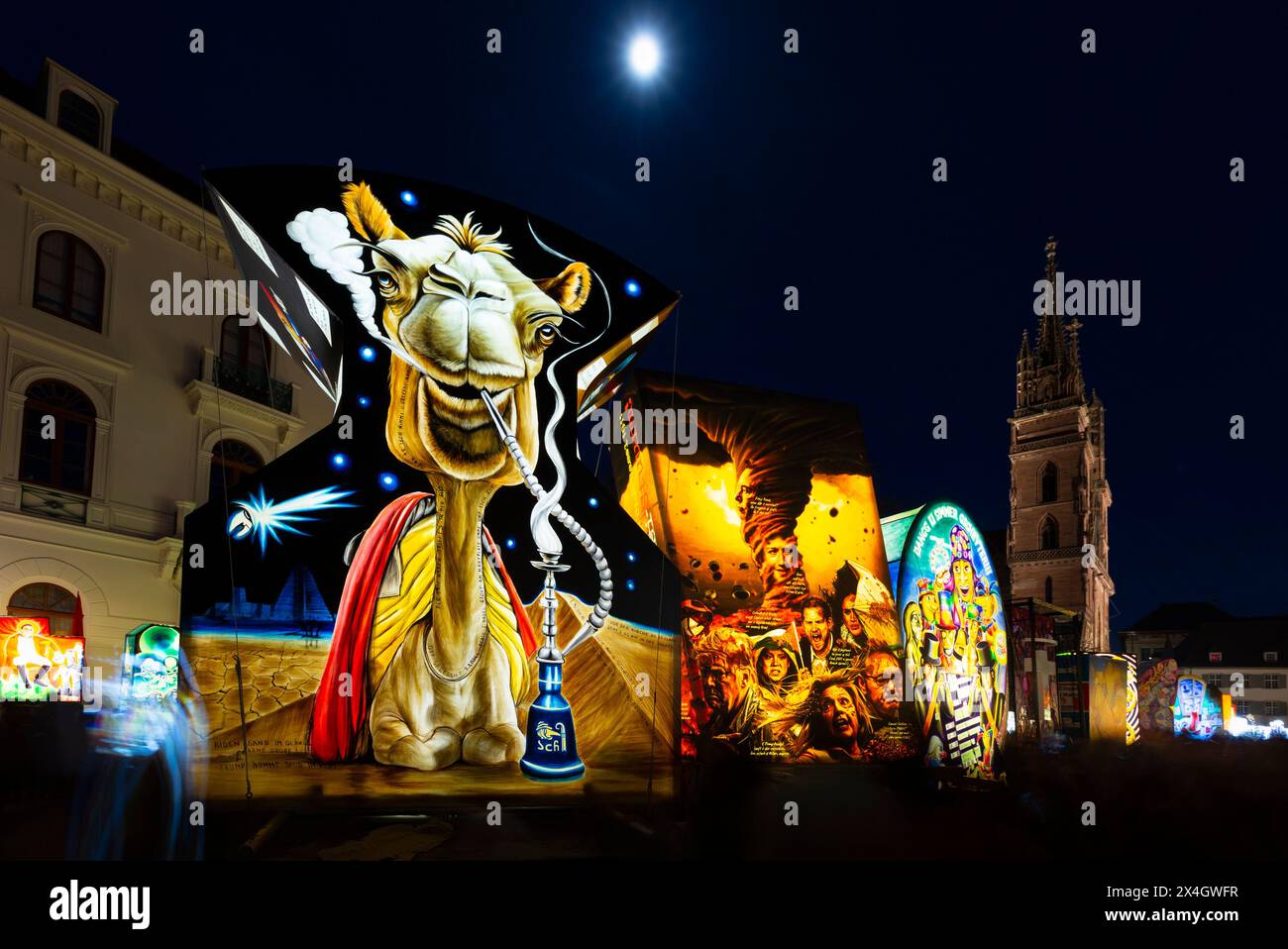 Basel, Schweiz - 20. Februar 24. Beleuchtete Karnevalslaternen in der Nacht Stockfoto