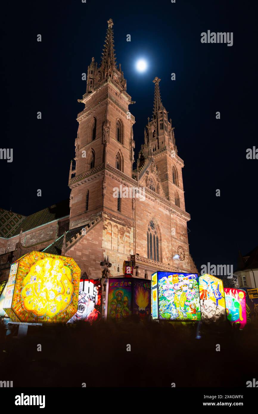 Basel, Schweiz - 20. Februar 24. Beleuchtete Karnevalslaternen und Kirche Stockfoto