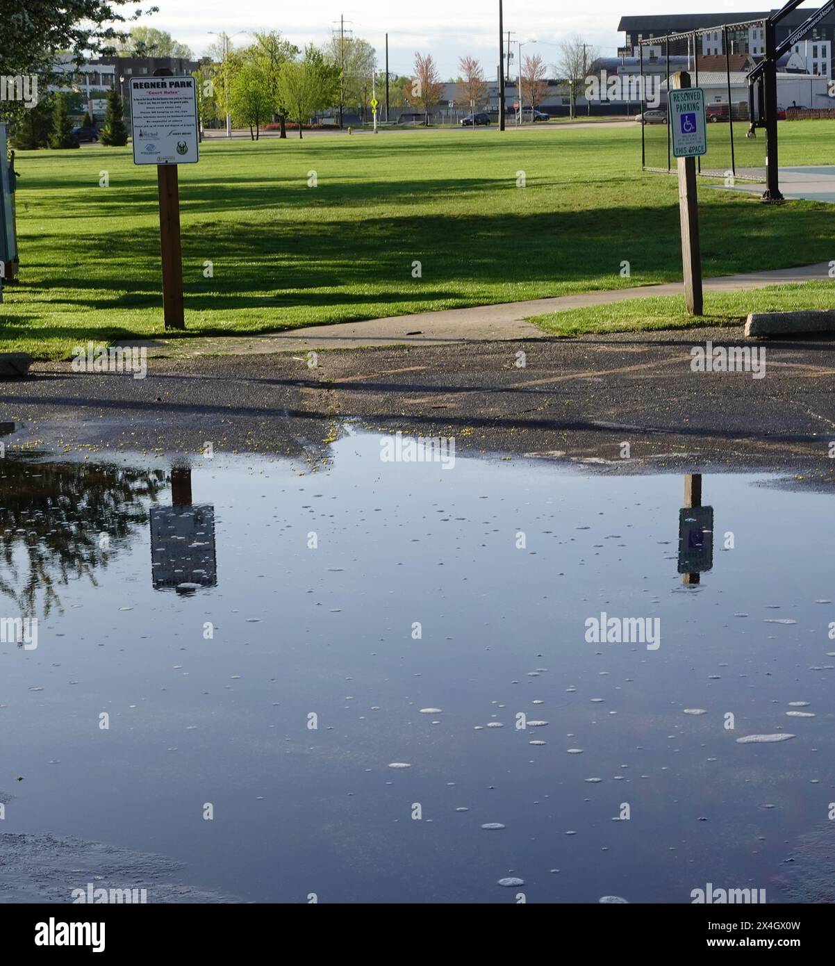 Reflexionen auf dem Parkplatz nach Regensturm Stockfoto