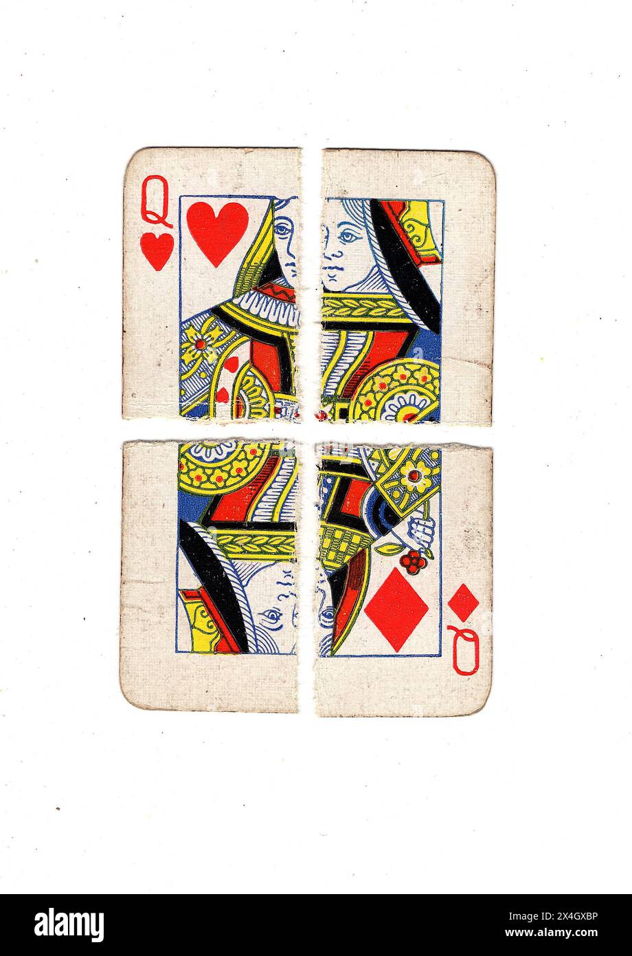 Eine klassische Queen-Spielkarte, bestehend aus zerrissenen Vierteln aus vier Anzügen auf weißem Hintergrund. Stockfoto