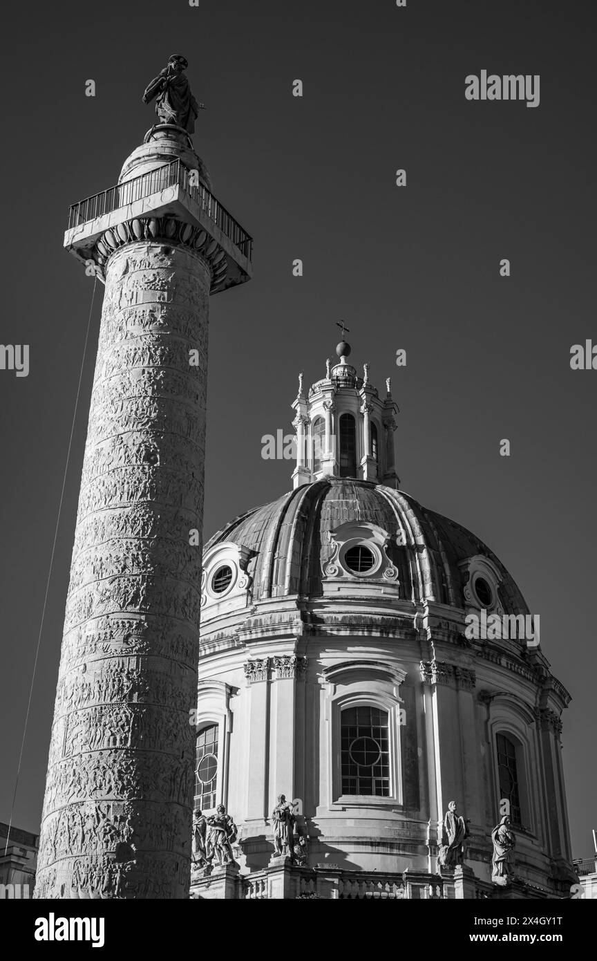 Rom, Italien, 19. April 2024 schwarz-weiß, Trajans Säule, das Denkmal beschreibt den Krieg zwischen den Römern und den Dakern 101-106 n. Chr Stockfoto