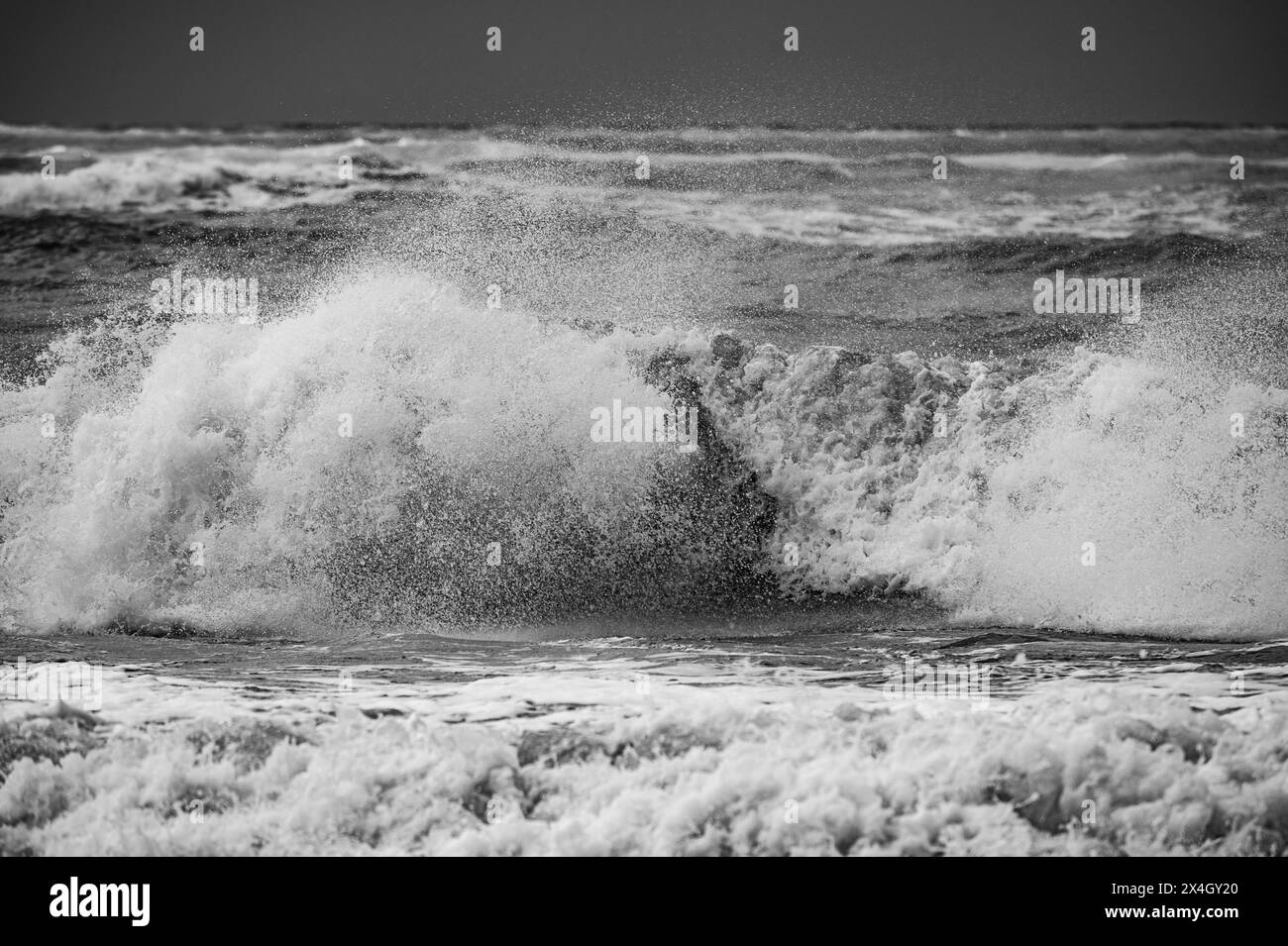 Tyrrhenische See, Italien, schwarz-weiß, eine stürmische Quelle mit schäumenden Wellen an einem Strand in der Nähe von Rom Stockfoto