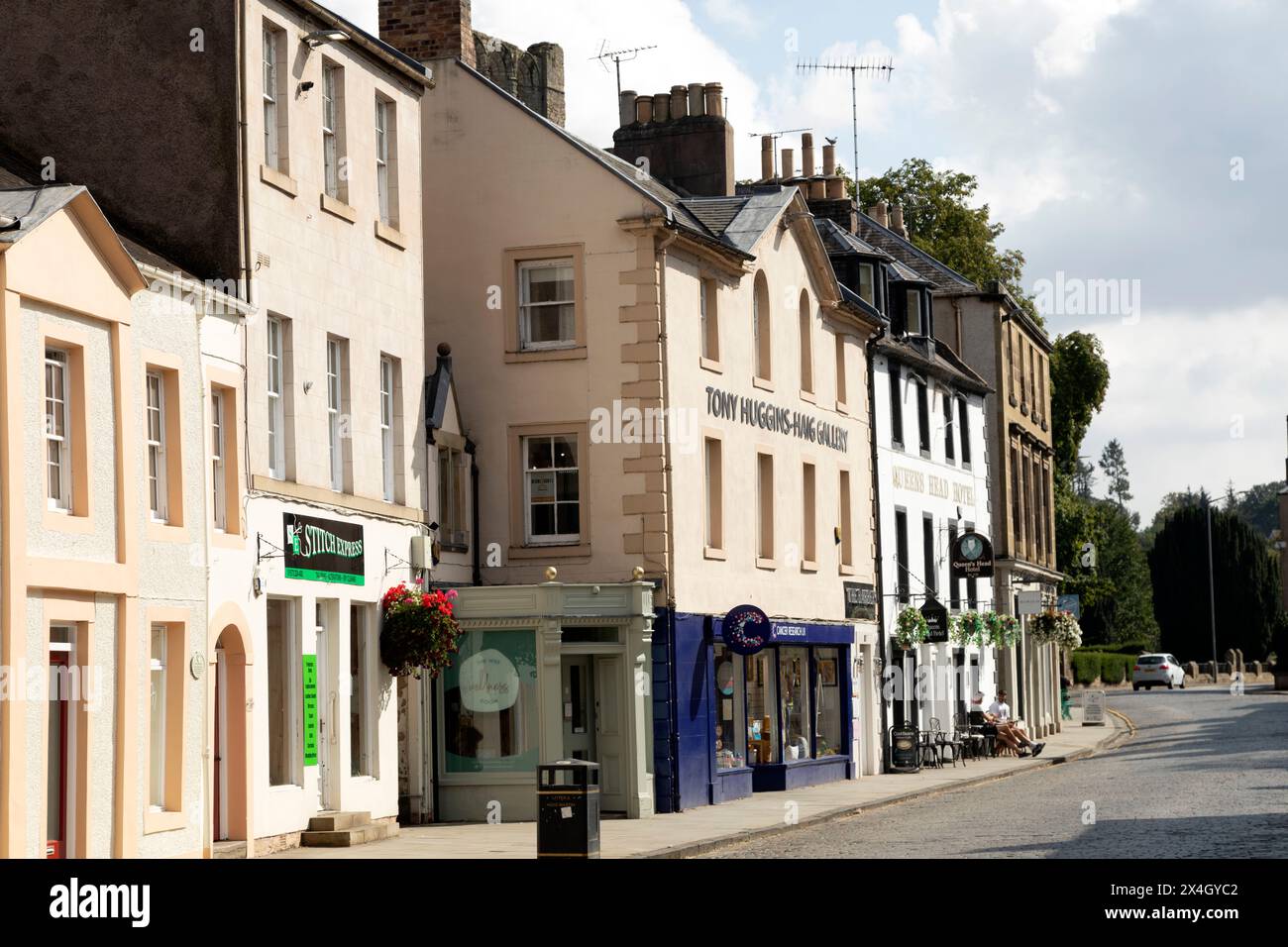 Gebäude an der Bridge Street in Kelso, Schottland. Dazu gehören das Queens Head Hotel und die Tony Huggins-Haig Gallery. Stockfoto