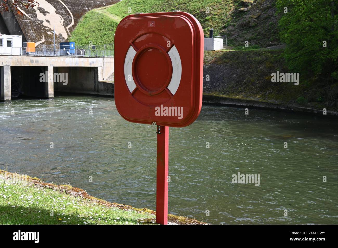 Halterung für einen Rettungsring au einem Fluss *** Unterstützung für einen Rettungsring auf einem Fluss Stockfoto