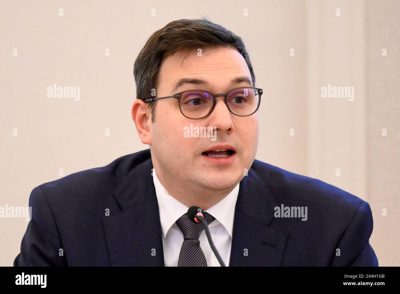 Russlands absichtlicher Angriff zielte darauf ab, die Sicherheit und Stabilität Tschechiens ernsthaft zu bedrohen, sagte Außenminister Jan Lipavsky, nachdem das ministerium am 3. Mai 2024 in Prag (Tschechische Republik) berichtete, dass einige Institutionen das Ziel von Angriffen gewesen seien, die seit letztem Jahr eine bisher unbekannte Schwachstelle in Microsoft Outlook ausnutzten. Den Quellen der CTK zufolge betrafen die Angriffe die staatlichen Behörden und den Energiesektor. Die Tschechische Republik hat zusammen mit ihren internationalen Partnern die Aktivitäten der APT28-Gruppe, die nach ihrer Aussage seit langem eine Cyber-espio durchführt, aufs Schärfste verurteilt Stockfoto