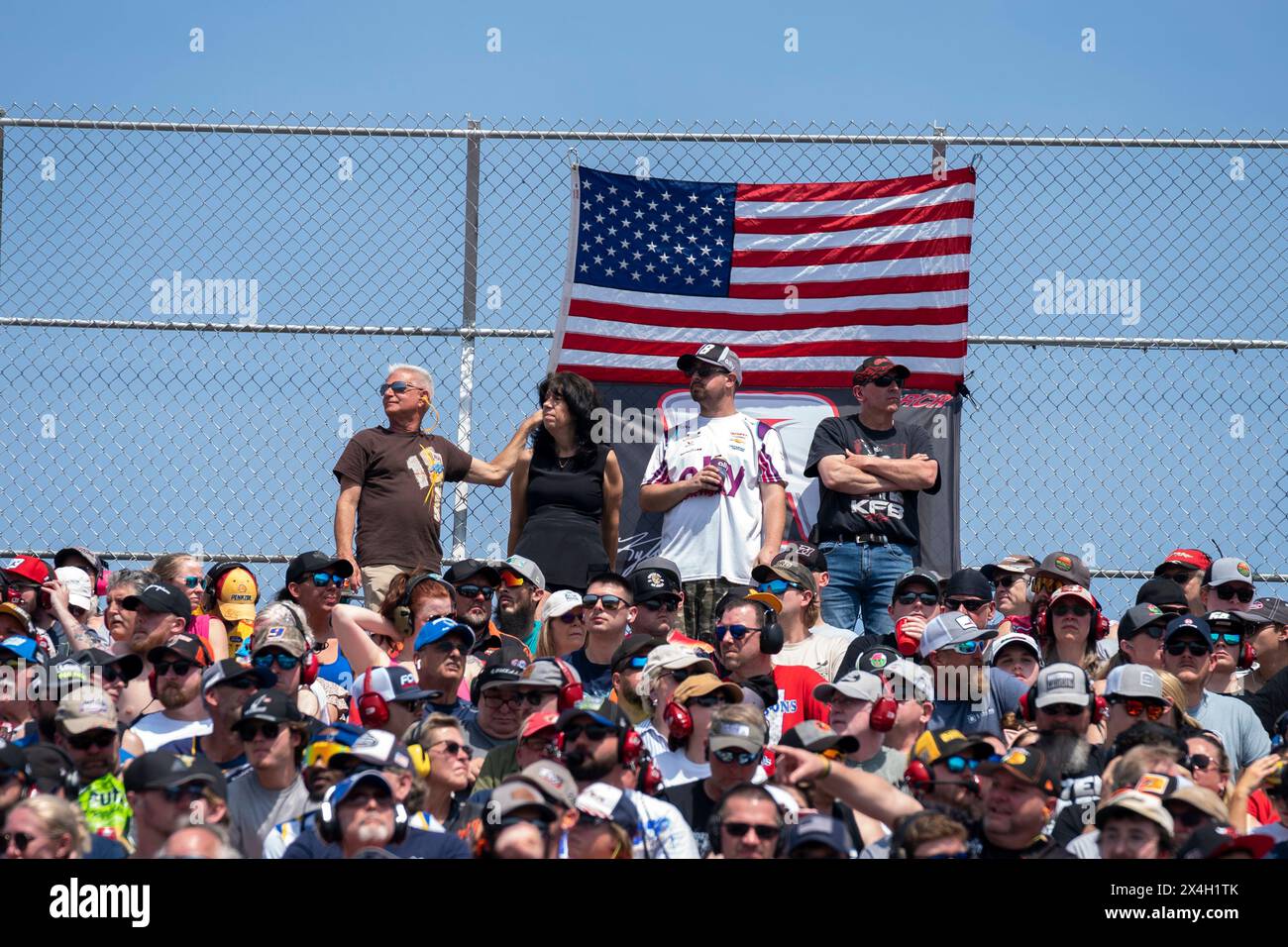 Die Fans beobachten, wie die Fahrer in Dover, DE, USA um die Position der Würth 400 rennen. (Foto: © Logan T Arce Action Sports Photography, Inc/Cal Sport Media) Stockfoto