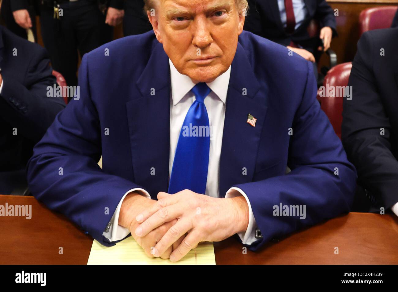 New York, Usa. Mai 2024. Der ehemalige Präsident Donald Trump sitzt am Freitag, den 3. Mai 2024, im Gerichtssaal während seines Strafprozesses vor dem Manhattan Strafgericht in New York. Trumps Prozess beendet die dritte Woche wegen der Anklage, dass er angeblich Geschäftsunterlagen gefälscht hat, um einen Sexskandal während des Präsidentschaftswahlkampfs 2016 zu vertuschen. Pool Foto von Charly Triballeau//UPI Credit: UPI/Alamy Live News Stockfoto