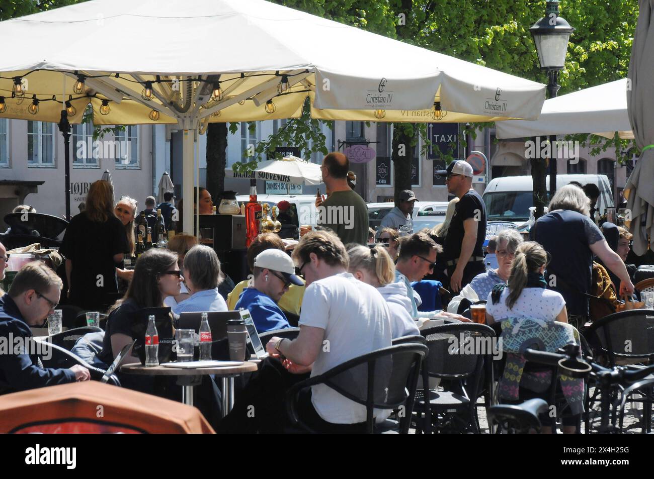 Kopenhagen/Dänemark/03. Mai 2024/Essen und Getränke im Freien sowie Kaffee und Kuchen auf Hojbro plads and stroget in der dänischen Hauptstadt. Foto. Bilder von Francis Joseph Dean/Dean sind nicht für kommerzielle Zwecke bestimmt Stockfoto