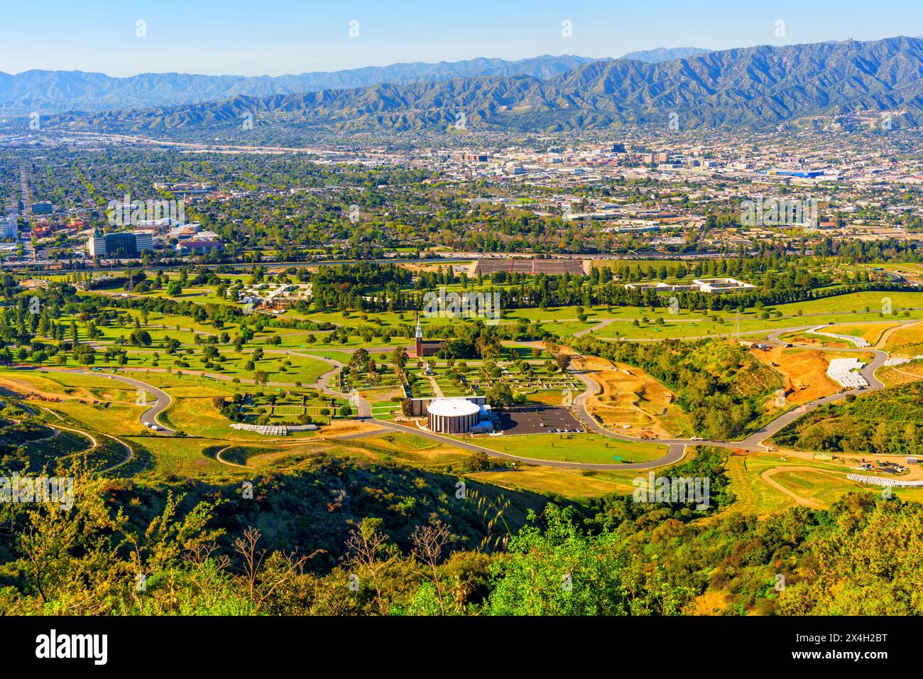 Forest Lawn Memorial Park vom Hügel aus gesehen - friedliche Landschaft mit gepflegten Rasenflächen, hoch aufragenden Bäumen und ruhiger Umgebung. Stockfoto