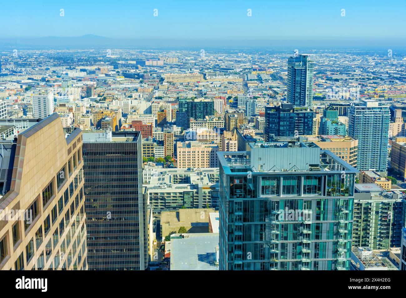 Gebäude der Innenstadt von Los Angeles in exquisiten Details von einem erhöhten Aussichtspunkt aus. Dynamische Energie der Innenstadt von LA. Stockfoto