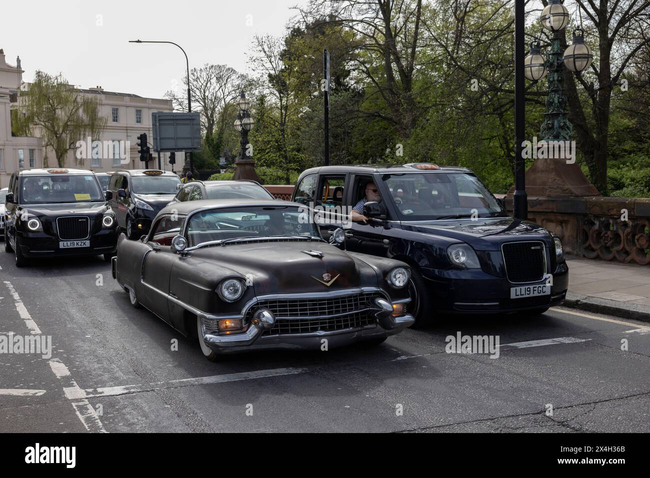 Cadillac de Ville, im Verkehr neben einem Londoner Taxi gehalten, Regents Park, Central London, England, Großbritannien Stockfoto