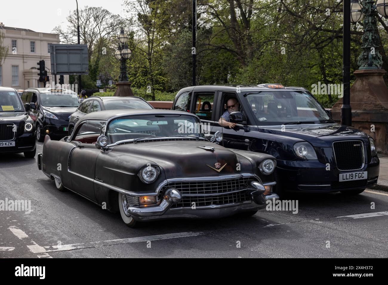 Cadillac de Ville, im Verkehr neben einem Londoner Taxi gehalten, Regents Park, Central London, England, Großbritannien Stockfoto