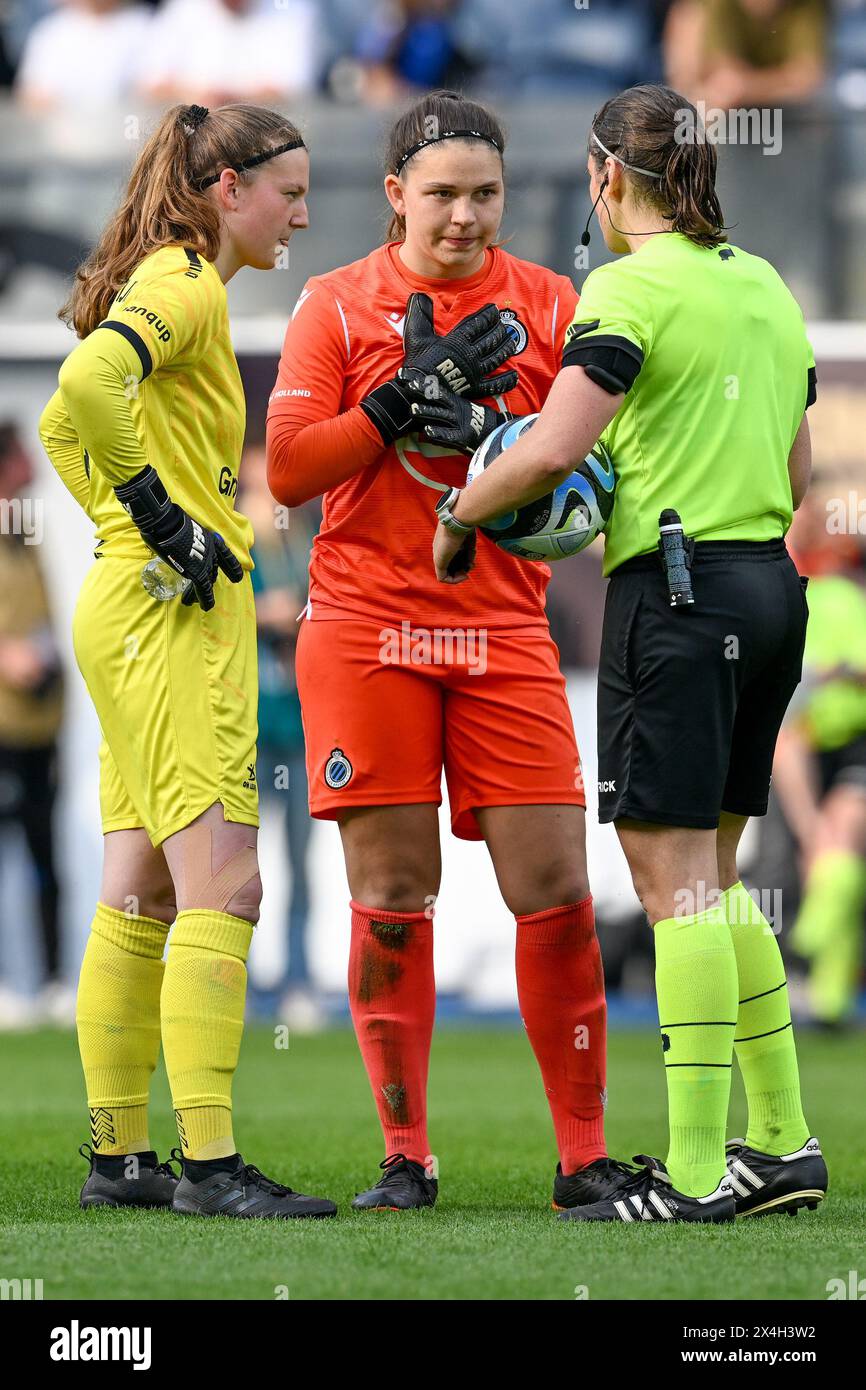 Leuven, Belgien. Mai 2024. Torhüter Faye Lammertijn (1) von OHL, Torhüter Jorijn Covent (87) von Club YLA und Schiedsrichterin Caroline Lanssens, dargestellt während eines Frauenfußballspiels zwischen Oud Heverlee Leuven und Club Brugge YLA im belgischen Cup-Finale am Freitag, 1. Mai 2024 in Leuven, BELGIEN. Quelle: Sportpix/Alamy Live News Stockfoto