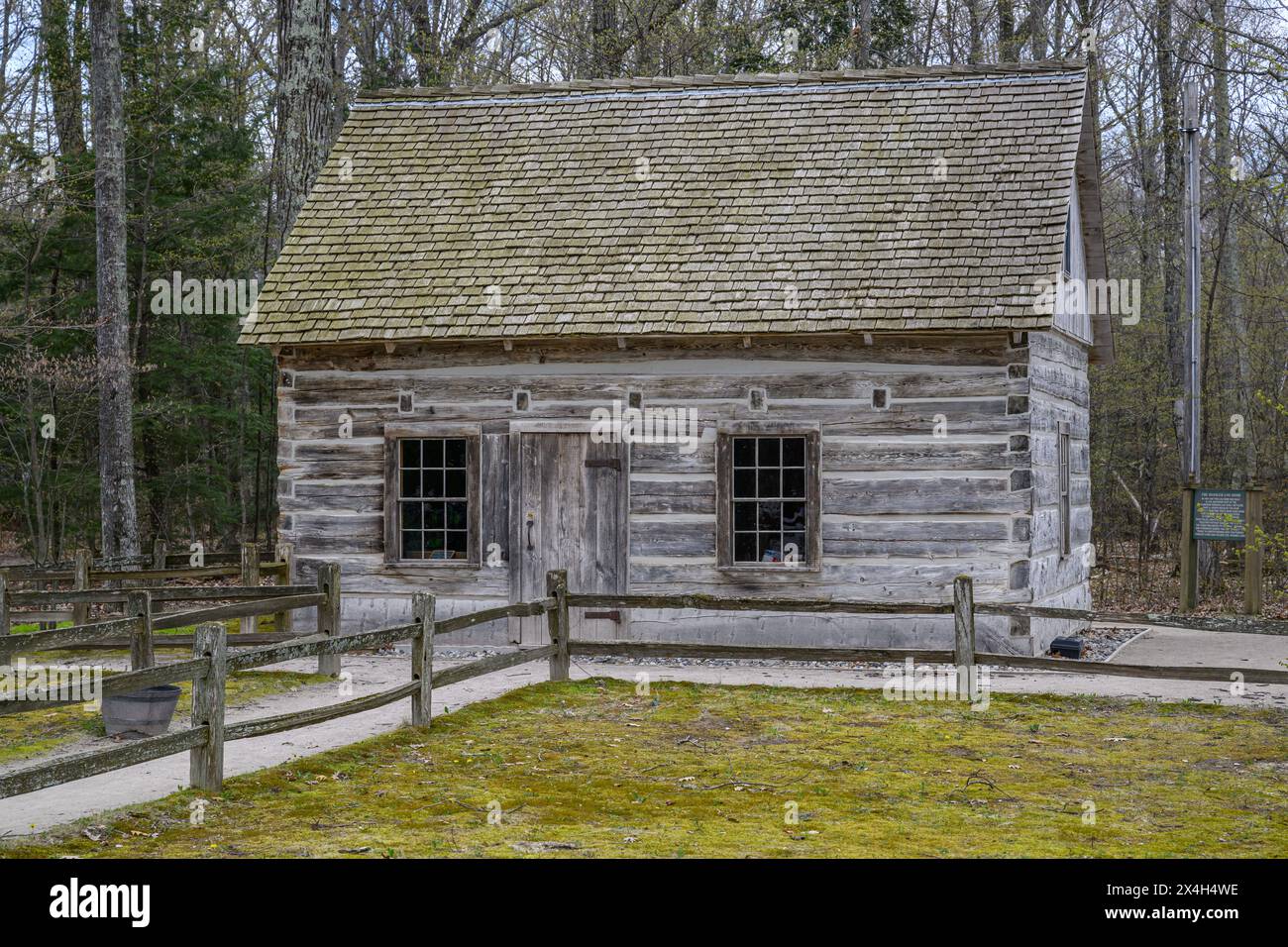 Das Hesler Log House, ein Blockhaus aus den 1850er Jahren am Old Mission Point Lighthouse in Traverse City, Michigan. Stockfoto