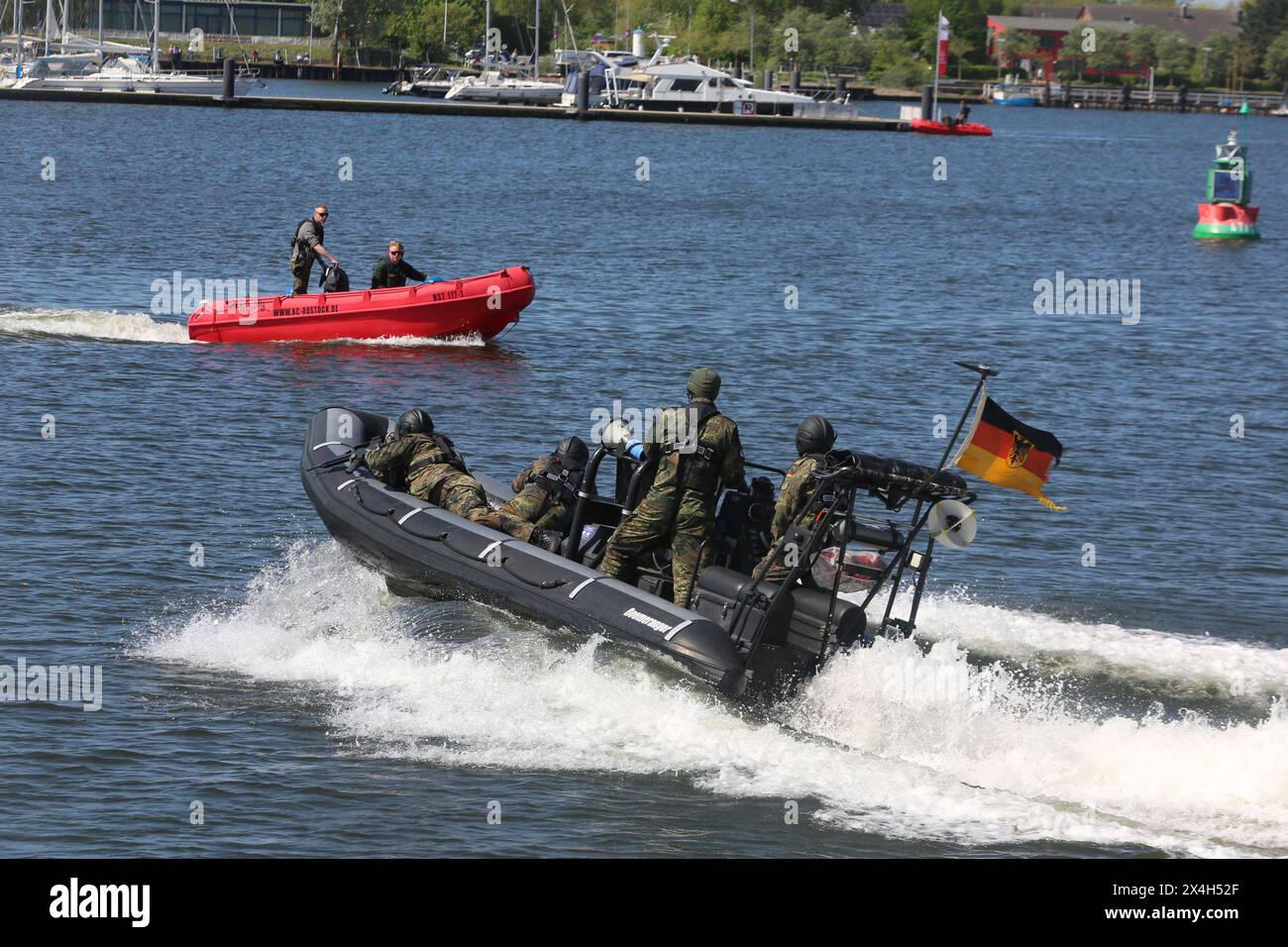 Blick am Freitag 03.05.2024 im Seehafen der Hanse- und Universitätsstadt Rostock auf die Militärübung National Guardian 24. Die Großübung ist ein Teil der deutschen Übungsserie Quadriga 2024. Im Rahmen dieser beteiligte sich die Bundeswehr mit rund 12,000 Soldatinnen und Soldaten an dem NATO-Großmanöver standhafter Verteidiger. Im örtlichen Hafen demonstrieren dabei u.a. die Heimatschutzkräfte der Bundeswehr ihre Fähigkeiten. Dabei geht es es insbesondre darum, militärisches Gerät auf Schiffe zu verladen und bestimmte Objekte zu schützen. Im Bild die Sicherung des Seehafens während einer seeseitigen be Stockfoto