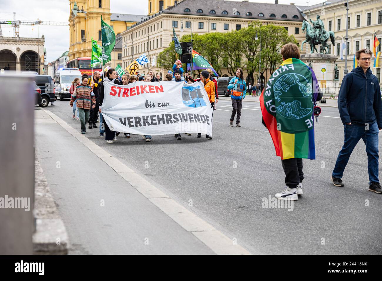 38 Menschen versammelten sich am 3. Mai 2024 bei Fridays for Future in München, um für mehr Klimaschutz und gegen Subventionen für fossile Brennstoffe zu protestieren. (Foto: Alexander Pohl/SIPA USA) Stockfoto