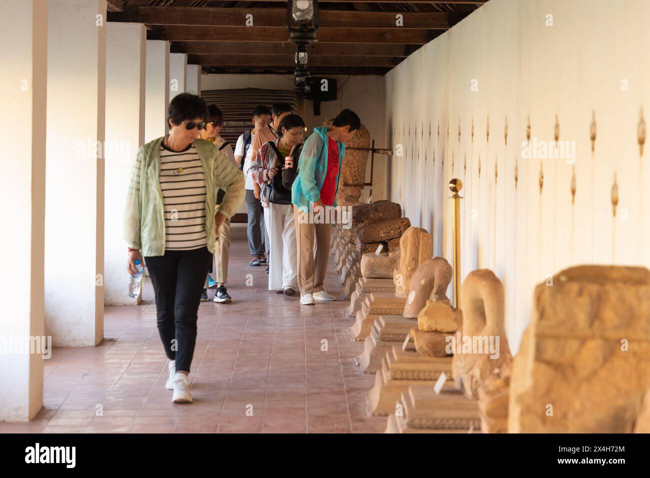 Vientiane, Laos. Mai 2024. Chinesische Touristen besuchen das That Luang Stupa in Vientiane, Laos, 1. Mai 2024. Quelle: Kaikeo Saiyasane/Xinhua/Alamy Live News Stockfoto