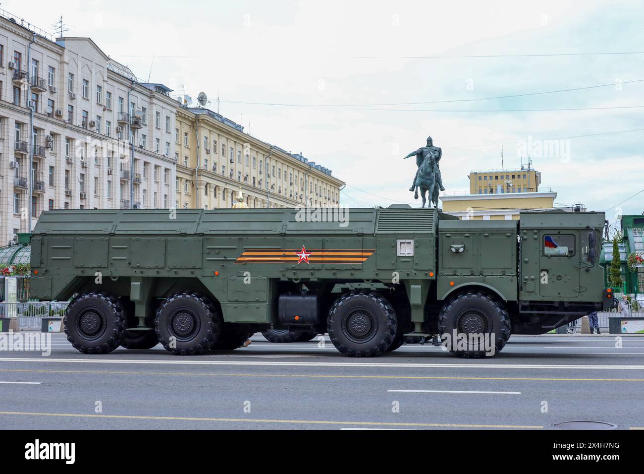 Selbstfahrender Raketenwerfer des Iskander-M-Raketensystems, russische Streitkräfte auf der Stadtstraße in der Nähe des Denkmals für Juri Dolgoruky Stockfoto