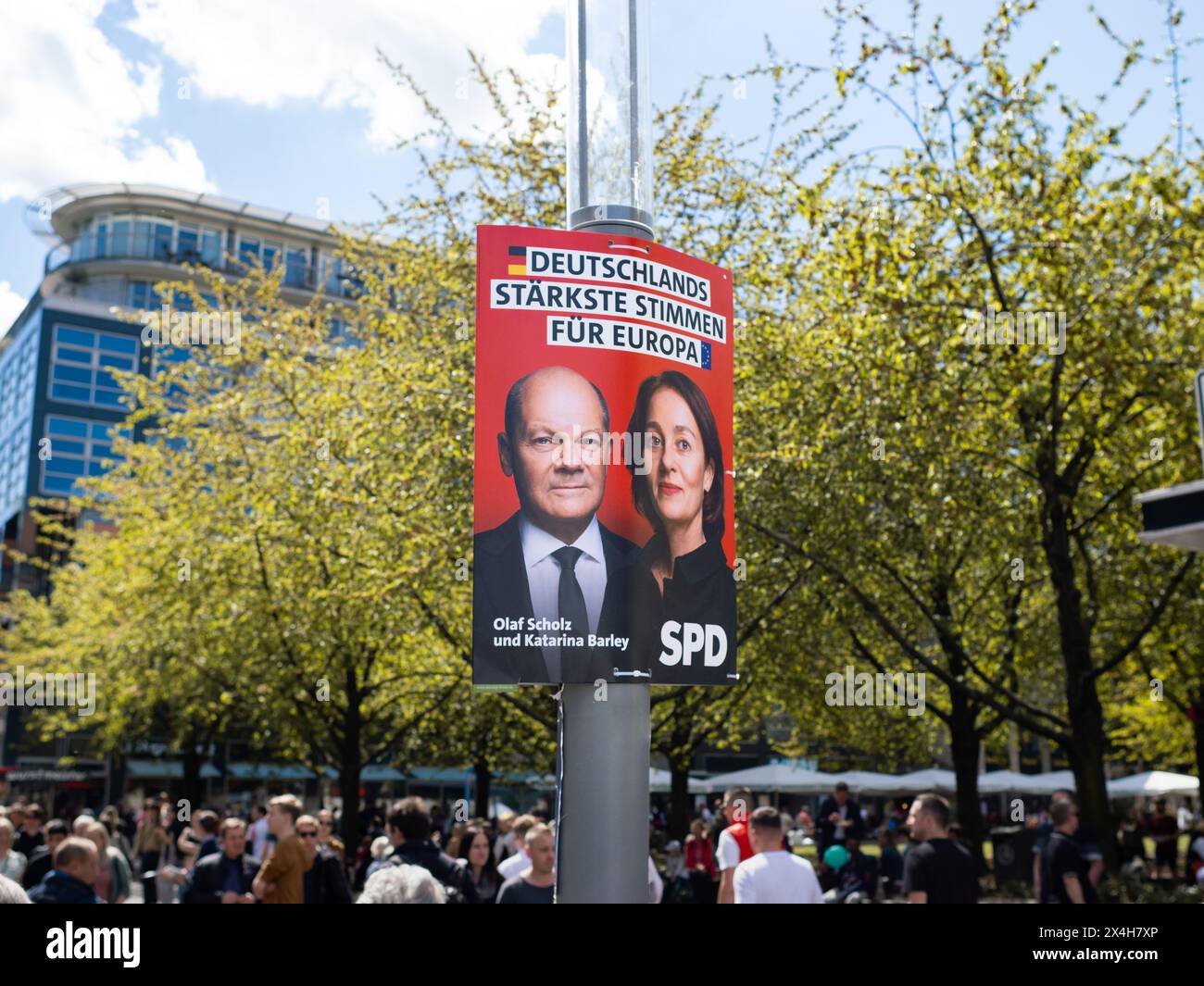 Wahlkampfplakat der SPD für die Europawahlen 2024. OLAF Scholz und Katarina Barley sind auf der Werbung für die sozialdemokratische Partei Stockfoto