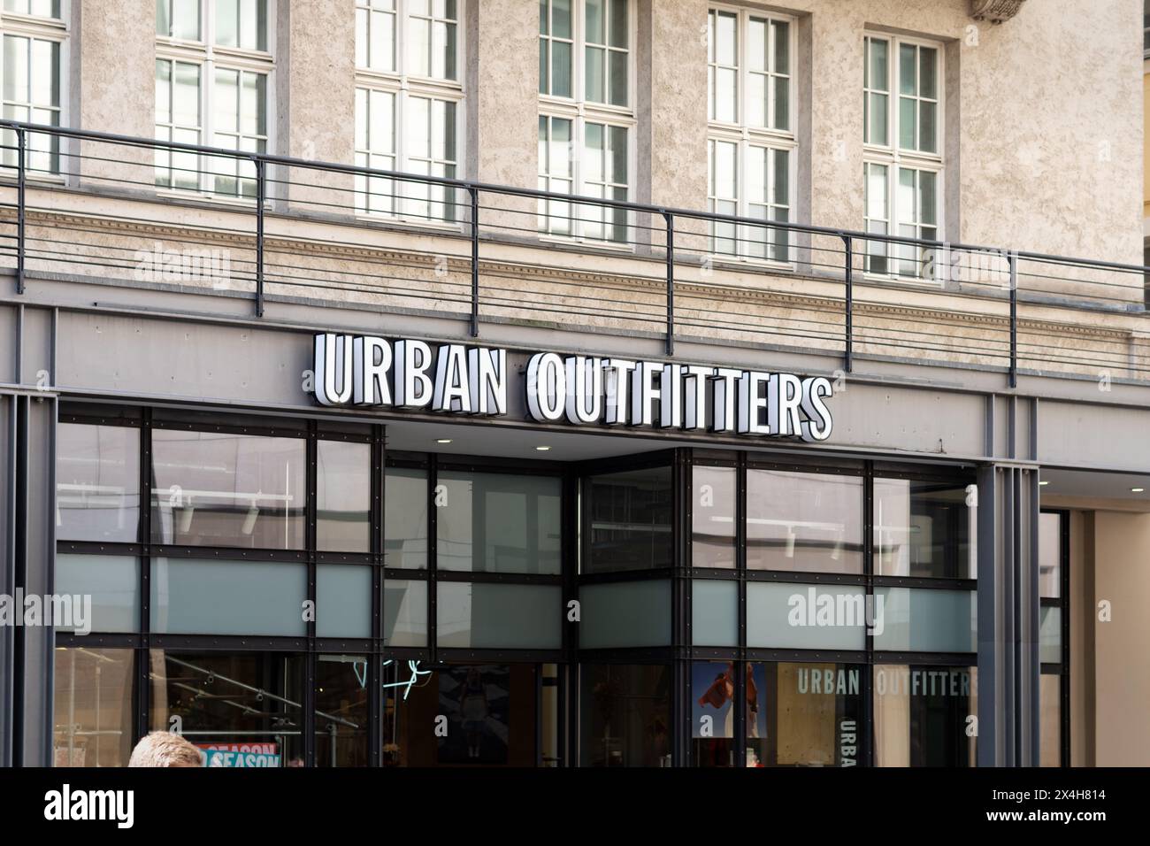 Urban Outfitters Logo des Modegeschäfts in der Einkaufsstraße der Stadt. Amerikanischer Lifestyle-Händler in Europa. Stockfoto