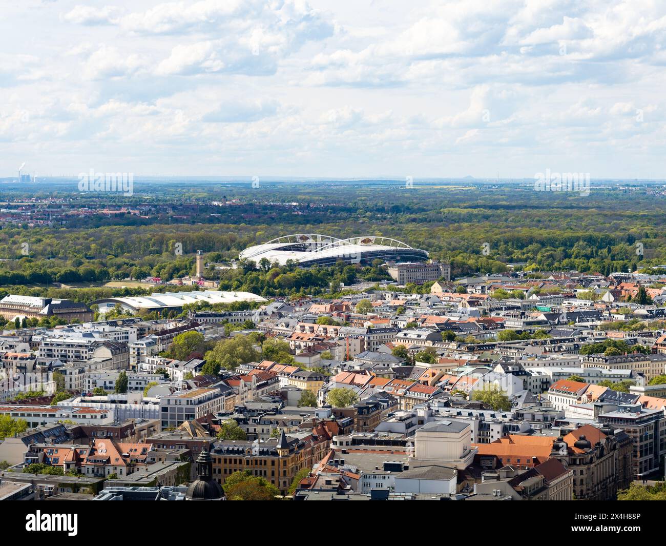 Red Bull Arena im Stadtbild Leipzig in Sachsen. Außenansicht des Stadiongebäudes aus der Vogelperspektive für die Fußballmannschaft und das Reiseziel. Stockfoto