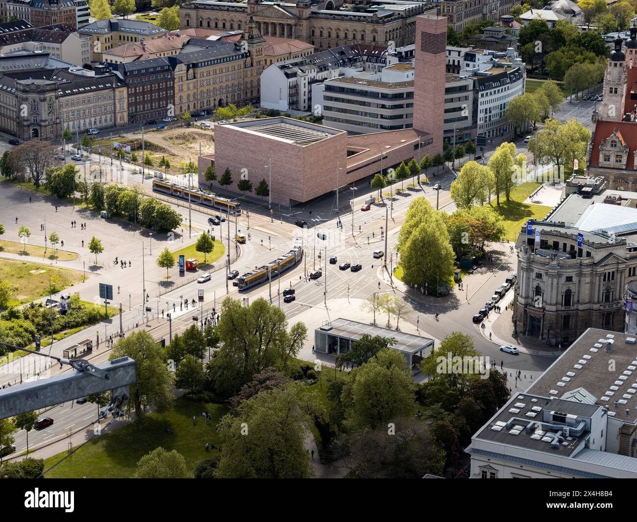 Grosse Straßenkreuzung am Wilhelm-Leuschner-Platz in Leipzig. Städtische Infrastruktur und verschiedene Verkehrsmittel innerhalb der Stadt. Stockfoto