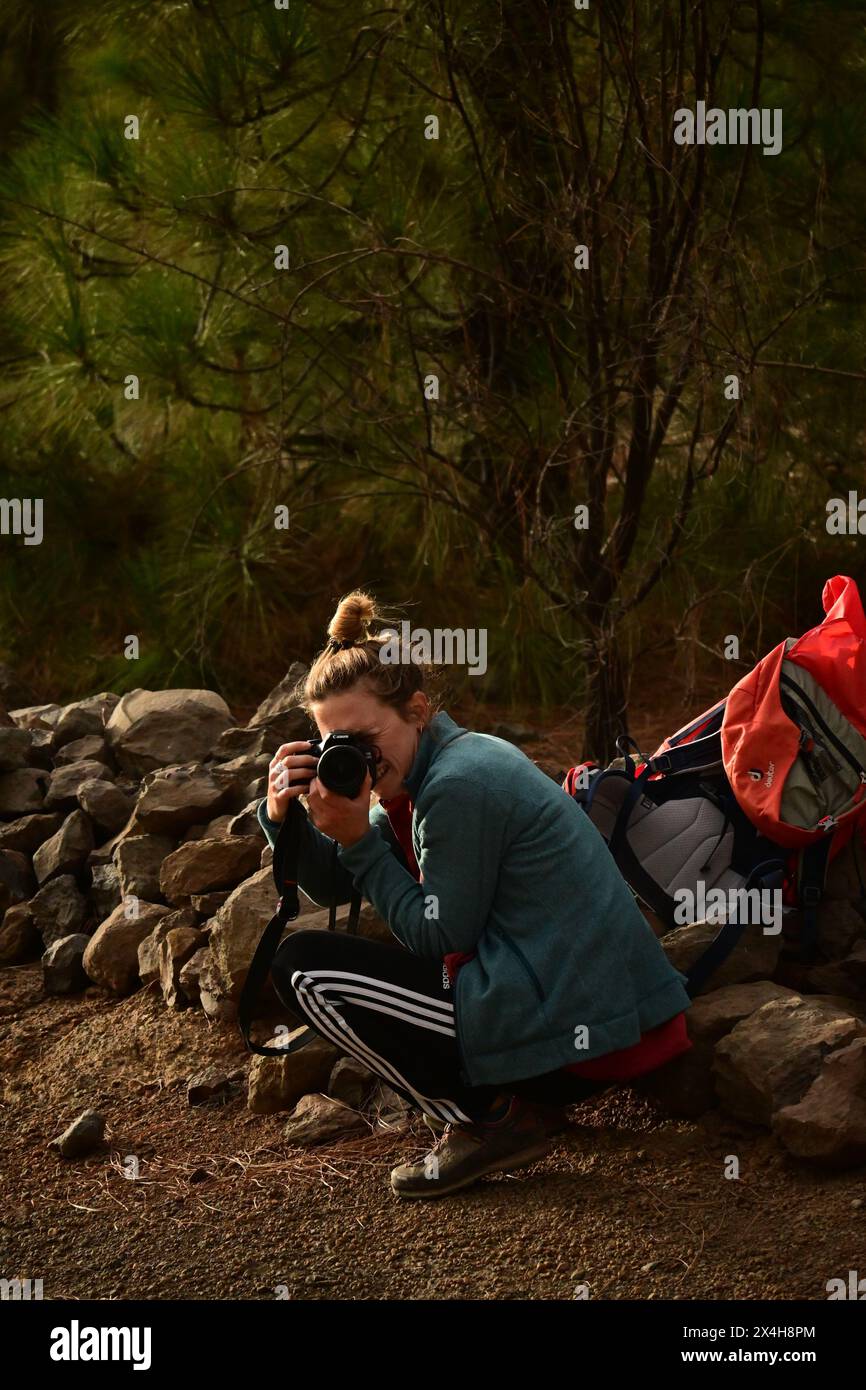 Ein engagierter Fotograf fängt das Wesen der natürlichen Umgebung ein, eingetaucht in die Schönheit der Wildnis Stockfoto