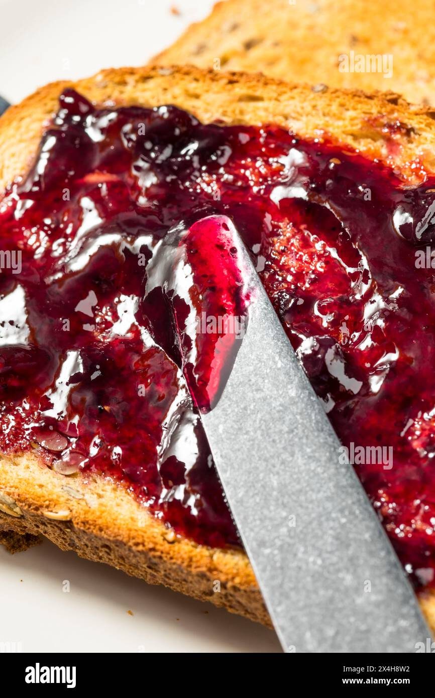 Gesunde hausgemachte Blueberry Marmelade und Toast zum Frühstück Stockfoto