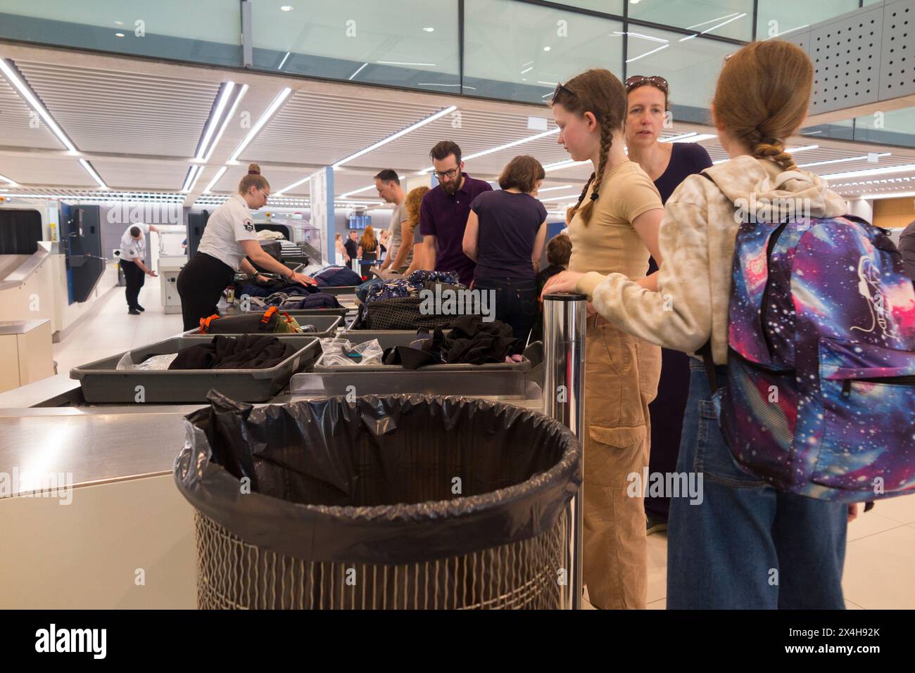 Mama und Kinder / Kinder am Anfang der Sicherheitsdurchsuchung am Flughafen und Röntgenuntersuchung am Flughafen Split, Kroatien. Mutter und 2 Kinder wurden für das Modell freigegeben. (138) Stockfoto