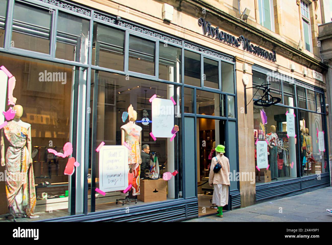 Glasgow, Schottland, Großbritannien. 3. Mai 2024: Wetter in Großbritannien: Relevanter Vivienne Westwood-Kunde außerhalb des Ladens sonniges sommerliches Wetter im Stadtzentrum. Credit Gerard Ferry/Alamy Live News Stockfoto