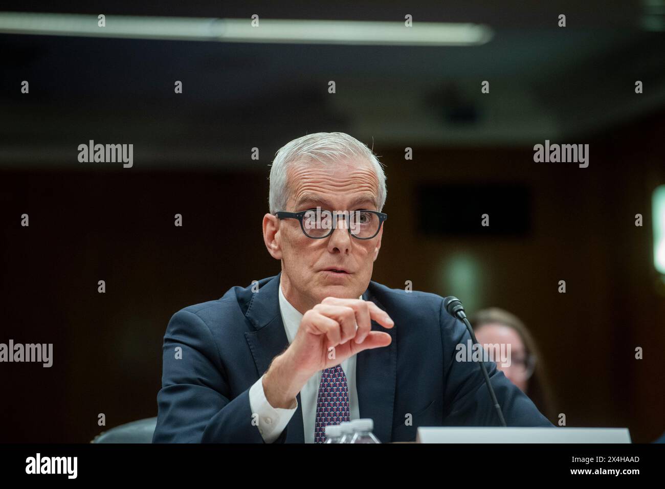 Denis R. McDonough, Secretary of Veterans Affairs, erscheint vor einem Senat Emissions - Unterausschuss für Militärbau, Veteranenangelegenheiten und verwandte Agenturen, bei einer Anhörung zur Prüfung der vorgeschlagenen Haushaltsvoranschläge und der Begründung für das Haushaltsjahr 2025, und für das Geschäftsjahr 2026 Anträge auf Vorabbewilligung für das Department of Veterans Affairs im Dirksen Senate Office Building in Washington, DC, Donnerstag, 2. Mai 2024. Quelle: Rod Lamkey/CNP/MediaPunch Stockfoto