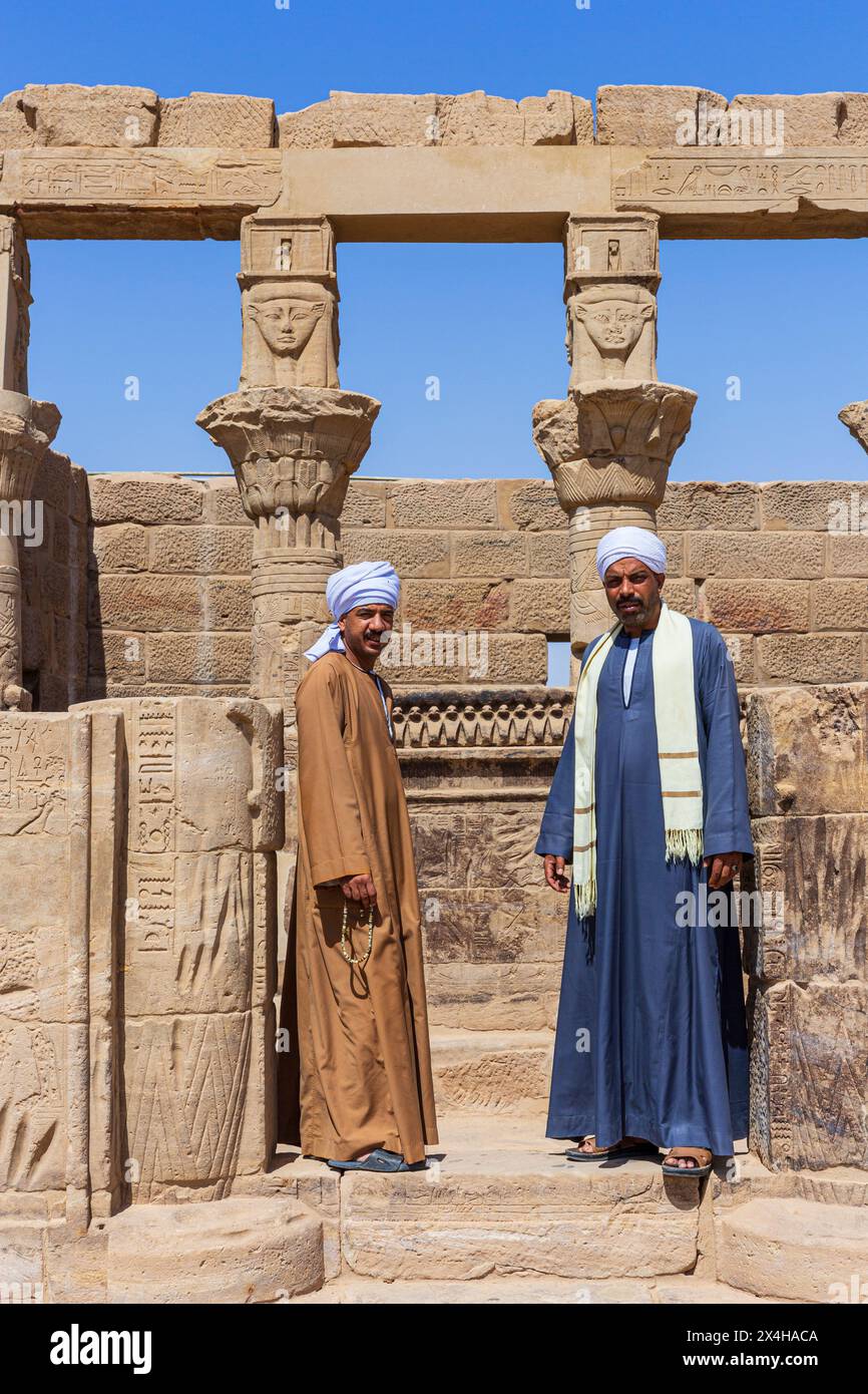 2 ägyptische Männer im Tempel des Arsenuphis im Philae-Tempelkomplex (UNESCO-Weltkulturerbe) auf der Insel Agilkia (Nubien), Ägypten Stockfoto