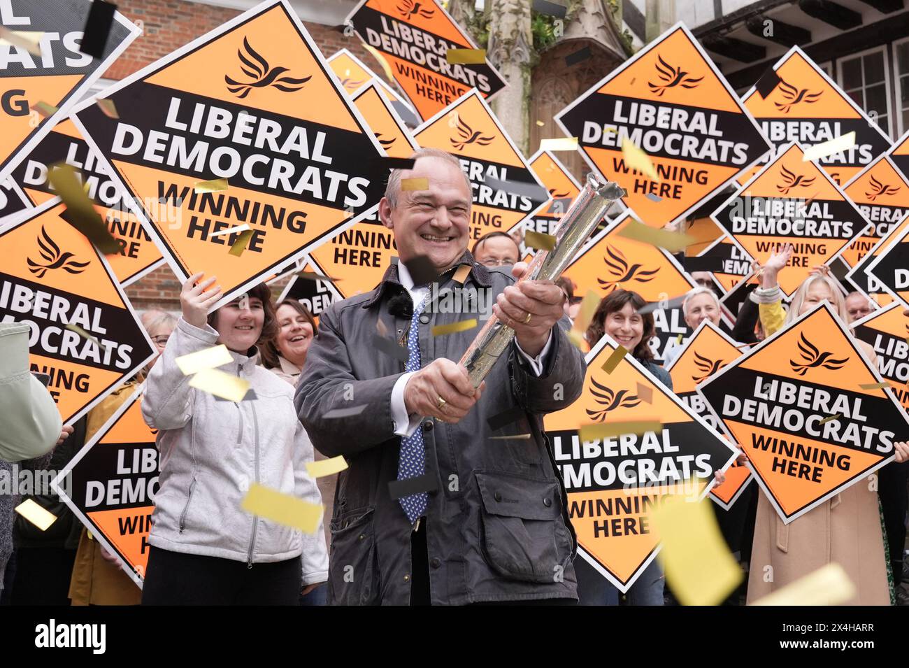 Der Führer der Liberaldemokraten Sir Ed Davey feuert eine Konfetti-Kanone ab, als er sich den lokalen Lib dem-Aktivisten bei einer feierlichen Kundgebung in Winchester anschließt. Bilddatum: Freitag, 3. Mai 2024. Stockfoto