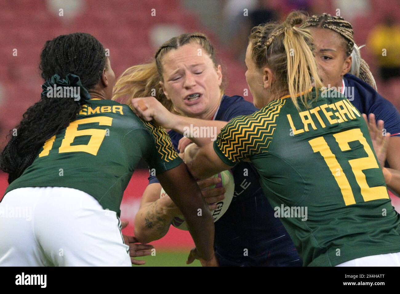 Singapur. Mai 2024. Lou Noel (2. L) aus Frankreich bestreitet den Ball beim Gruppenspiel der Frauen im Rugby Sivens zwischen Frankreich und Südafrika beim HSBC Rugby Sevens Turnier in Singapur am 3. Mai 2024. Quelle: Dann Chih Wey/Xinhua/Alamy Live News Stockfoto