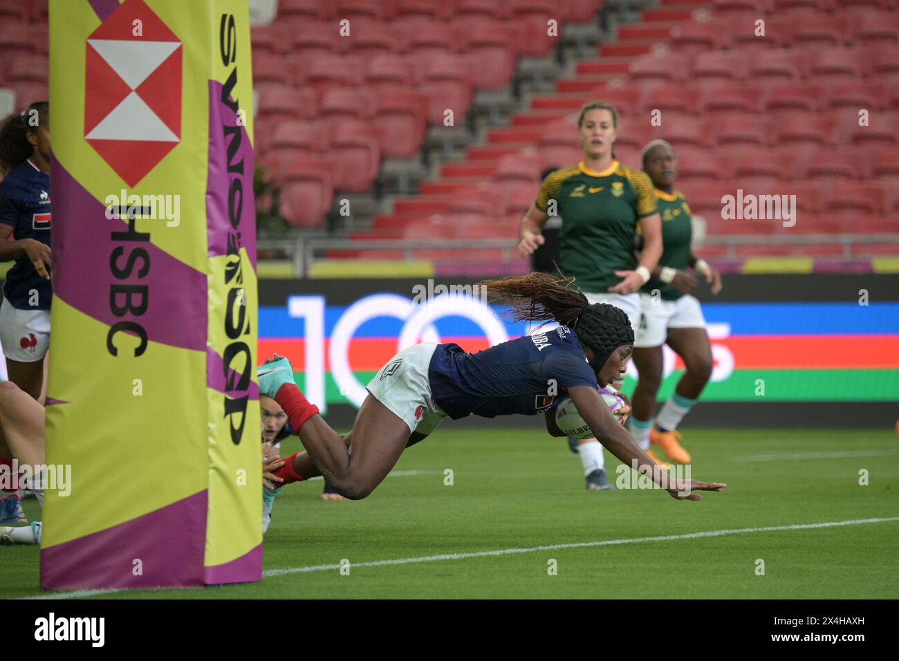 Singapur. Mai 2024. Seraphine Okemba (Front) aus Frankreich tritt beim Gruppenspiel der Frauen im Rugby Sivens zwischen Frankreich und Südafrika beim HSBC Rugby Sevens Turnier in Singapur am 3. Mai 2024 an. Quelle: Dann Chih Wey/Xinhua/Alamy Live News Stockfoto