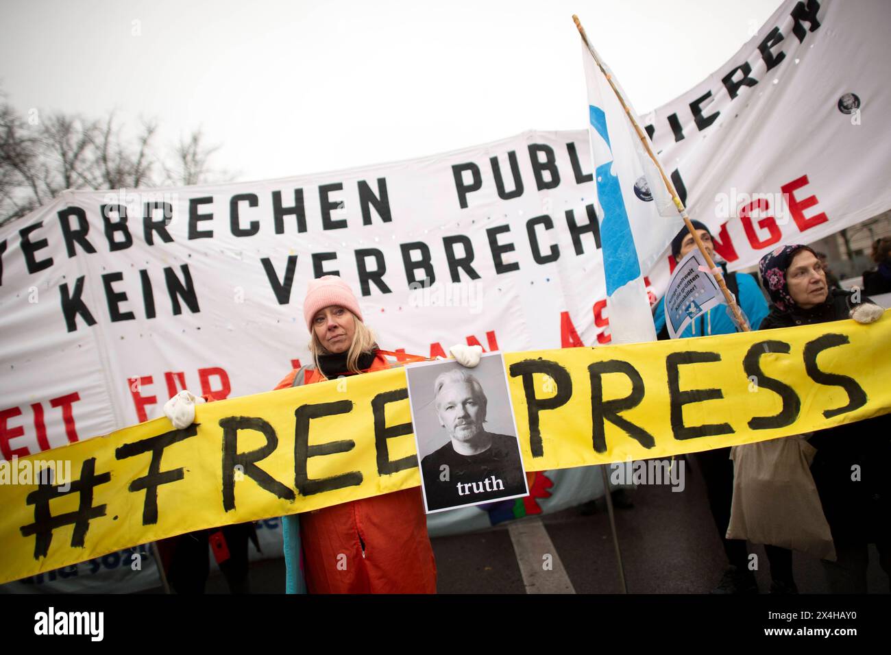 Julian Assange, Friedensdemo Nein zu Kriegen DEU, Deutschland, Deutschland, Berlin, 25.11.2023 Demonstranten mit transparenter freier Presse in Solidaritaet mit Julian Assange , Gruender von Wikileaks , und für Pressefreiheit auf der Demonstration der deutschen Friedensbewegung unter dem Motto Nein zu Kriegen Ruestungswahnsinn stoppen Zukunft friedlich und gerecht gestalten die Waffen nider für Frieden und eine soziale Friedenspolitik am Brandenburger Tor in Berlin Deutschland . Der Protest fordert einen Waffenstillstand in Gaza , Friedensverhandlungen und Ende der Sanktionen gegen Russland , Ende Stockfoto