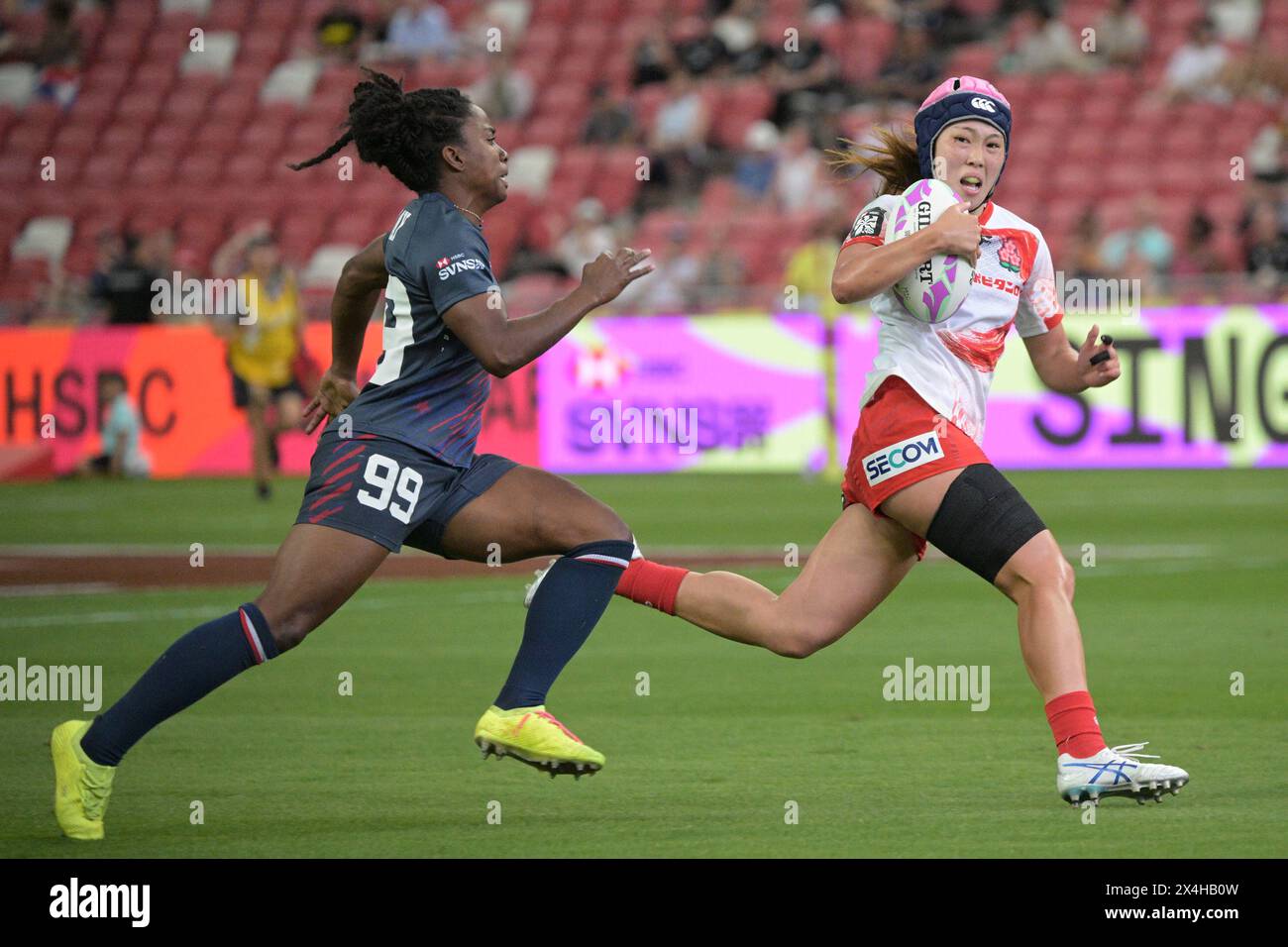 Singapur. Mai 2024. Ohtani Mei (R) aus Japan tritt während des Gruppenspiels der Frauen im Rugby Sevens zwischen Japan und den Vereinigten Staaten beim HSBC Rugby Sevens Turnier in Singapur am 3. Mai 2024 an. Quelle: Dann Chih Wey/Xinhua/Alamy Live News Stockfoto