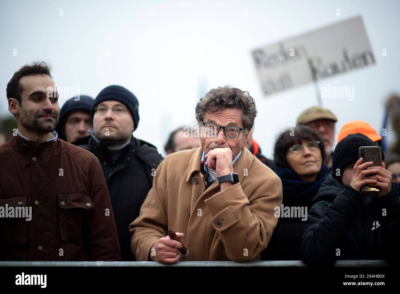 Diether Dehm - Friedensdemo Nein zu Kriegen DEU, Deutschland, Deutschland, Berlin, 25.11.2023 Diether Dehm , Mitglied der Partei die linke Linkspartei , auf der Demonstration der deutschen Friedensbewegung unter dem Motto Nein zu Kriegen Ruestungswahnsinn stoppen Zukunft friedlich und gerecht gestalten die Waffen nieder für Frieden und eine soziale Friedenspolitik am Brandenburger Tor in Berlin Deutschland . Der Protest fordert einen Waffenstillstand in Gaza , Friedensverhandlungen und Ende der Sanktionen gegen Russland , Ende der Waffenlieferungen an die Ukraine und allgemein gegen Aufruestung Stockfoto