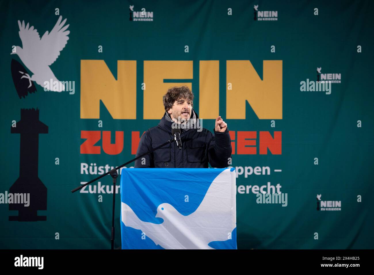 ATES Guerpinar - Friedensdemo Nein zu Kriegen DEU, Deutschland, Deutschland, Berlin, 25.11.2023 Rede von Ates Guerpinar Gürpinar , stellv- Vorsitzende der Partei die linke Linkspartei , auf der Demonstration der deutschen Friedensbewegung unter dem Motto Nein zu Kriegen Ruestungswahnsinn stoppen Zukunft friedlich und gerecht gestalten die Waffen nieder für Frieden und eine soziale Friedenspolitik am Brandenburger Tor in Berlin Deutschland . Der Protest fordert einen Waffenstillstand in Gaza , Friedensverhandlungen und Ende der Sanktionen gegen Russland , Ende der Waffenlieferungen an die Ukrai Stockfoto