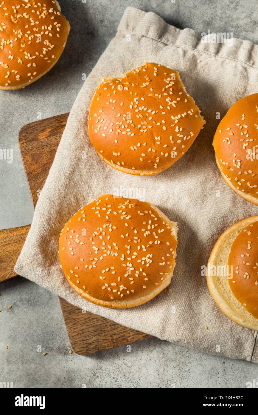 Klassisches Sesam-Hamburger-Brötchen in einem Haufen Stockfoto