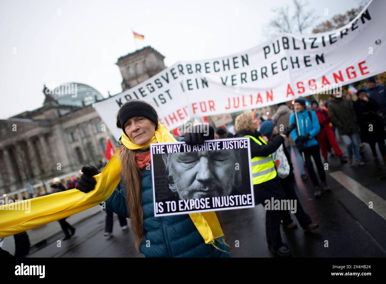 Julian Assange, Friedensdemo Nein zu Kriegen DEU, Deutschland, Deutschland, Berlin, 25.11.2023 Demonstranten mit transparenter freier Presse in Solidaritaet mit Julian Assange , Gruender von Wikileaks , und für Pressefreiheit auf der Demonstration der deutschen Friedensbewegung unter dem Motto Nein zu Kriegen Ruestungswahnsinn stoppen Zukunft friedlich und gerecht gestalten die Waffen nider für Frieden und eine soziale Friedenspolitik am Brandenburger Tor in Berlin Deutschland . Der Protest fordert einen Waffenstillstand in Gaza , Friedensverhandlungen und Ende der Sanktionen gegen Russland , Ende Stockfoto