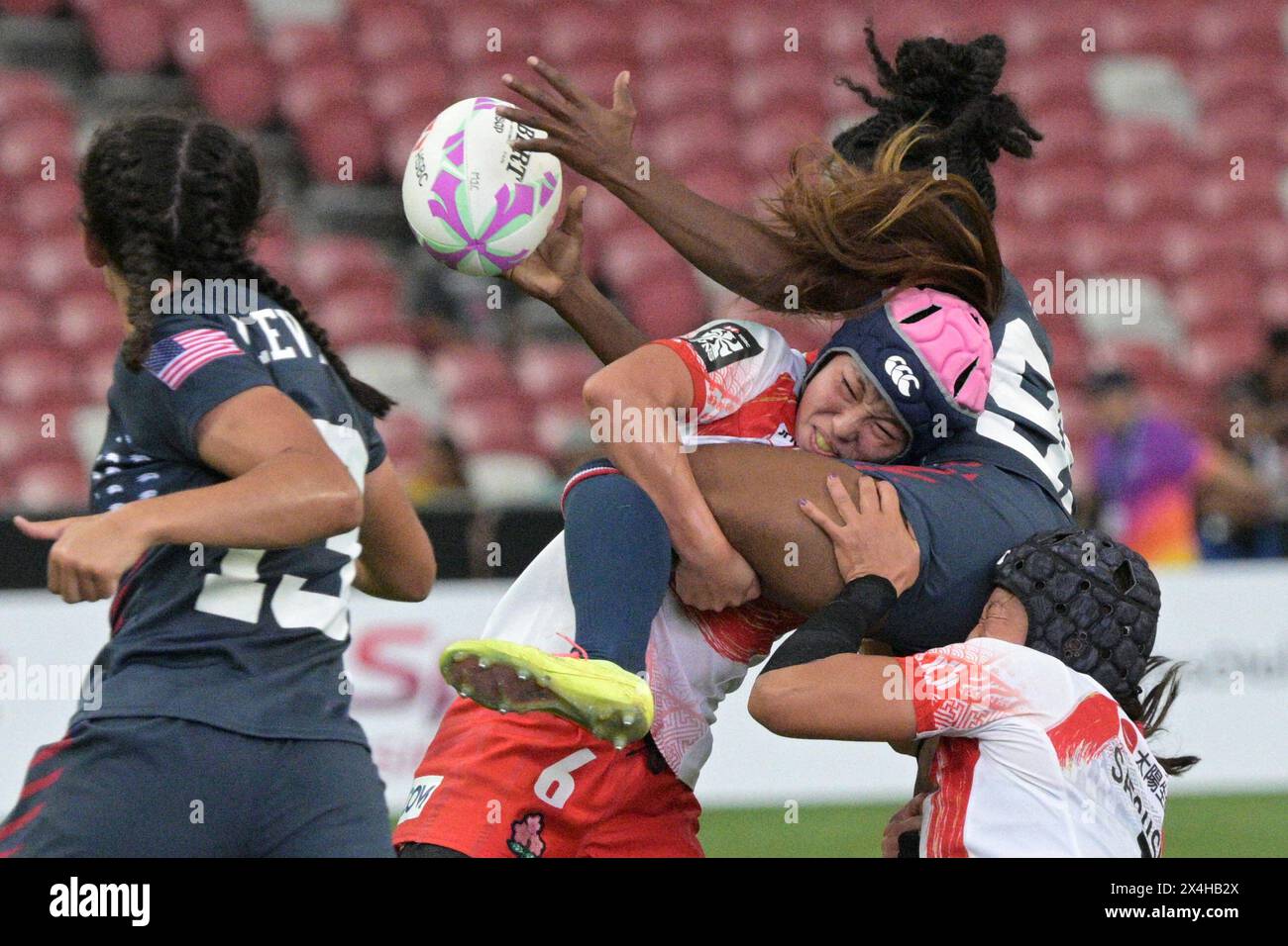 Singapur. Mai 2024. Ohtani Mei (2. L) aus Japan tritt beim Gruppenspiel der Frauen im Rugby Sivens zwischen Japan und den USA beim HSBC Rugby Sevens Turnier in Singapur am 3. Mai 2024 an. Quelle: Dann Chih Wey/Xinhua/Alamy Live News Stockfoto