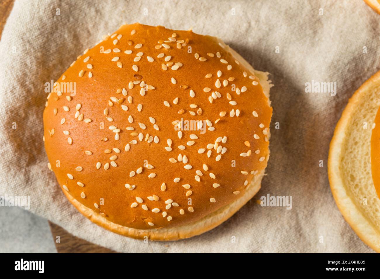 Klassisches Sesam-Hamburger-Brötchen in einem Haufen Stockfoto