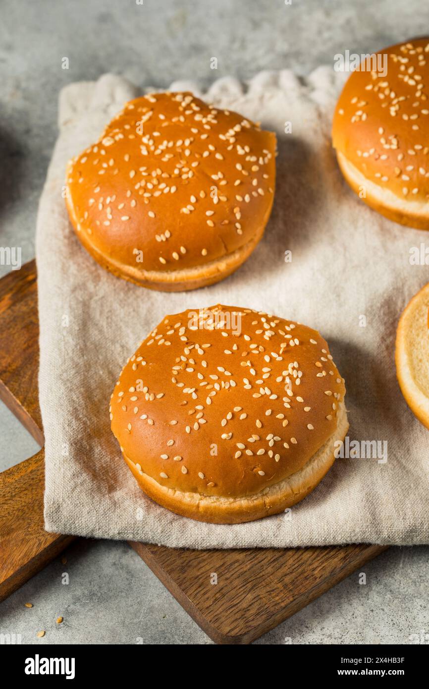 Klassisches Sesam-Hamburger-Brötchen in einem Haufen Stockfoto