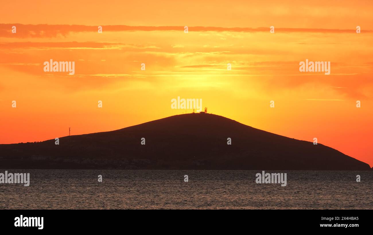 Sonnenuntergang von Bozcaada auf der Ägäischen Insel aus dem Viertel Geyikli in der Stadt Canakkale. Goldene Stunden mit Meer und Insel in Bozcaada. Stockfoto