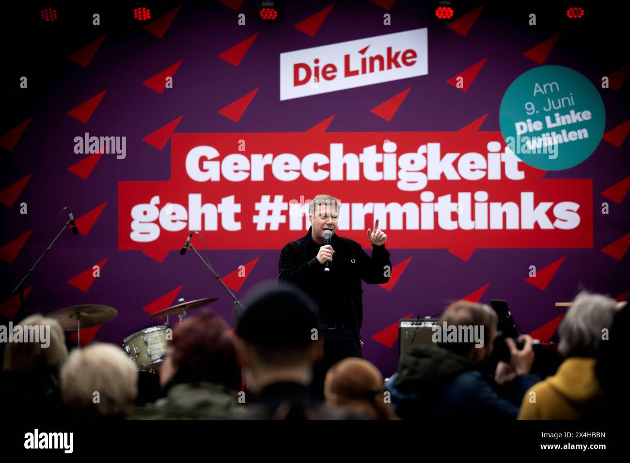 Martin Schirdewan, die linke Wahlkampfauftakt DEU, Deutschland, Deutschland, Berlin, 26.04.2024 Martin Schirdewan , Co-Vorsitzender der Partei die linke Linkspartei und Co-Spitzenkandidat der für die bevorstehende Europawahl , spricht bei einer Wahlkampfkundgebung zum Wahlkampfauftakt in Berlin Deutschland . Die Wahlen zum Europaeischen Parlament sind für den 9. Juni geplant en: Martin Schirdewan , Ko-Vorsitzender der Linkspartei die Linke und Co-Lead-Kandidat der Linkspartei für die bevorstehenden Europawahlen , spricht bei einer Wahlkampfveranstaltung in Berlin . Eur Stockfoto