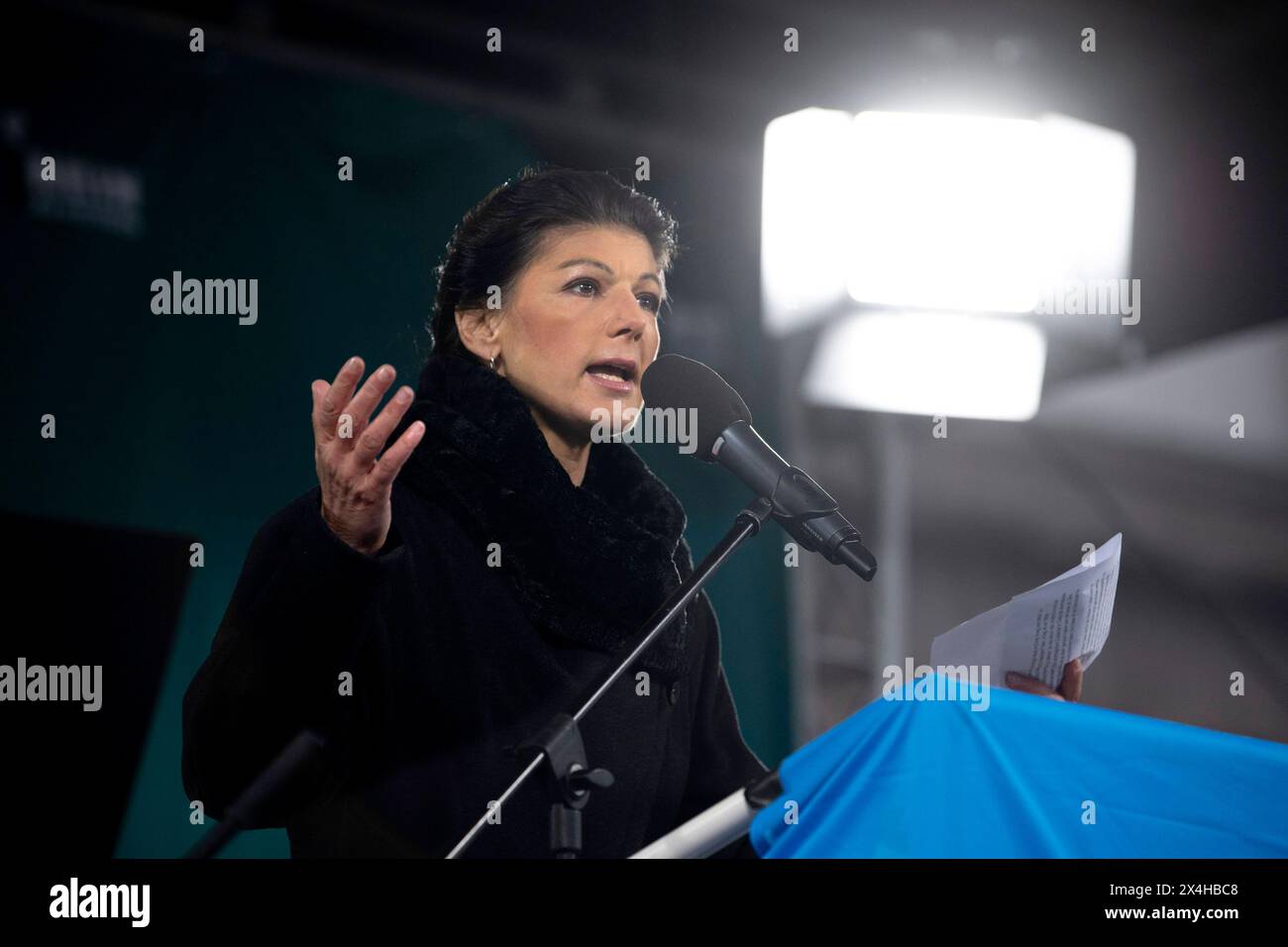 Sahra Wagenknecht - Friedensdemo Nein zu Kriegen DEU, Deutschland, Germany, Berlin, 25.11.2023 Rede von Sahra Wagenknecht , Mitglied des Deutschen Bundestages und ehemals die Partei die linke und nun Buendnis BSW , auf der Demonstration der deutschen Friedensbewegung unter dem Motto Nein zu Kriegen Ruestungswahnsinn stoppen Zukunft friedlich und gerecht gestalten die Waffen nieder für Frieden und eine soziale Friedenspolitik am Brandenburger Tor in Berlin Deutschland . Der Protest fordert einen Waffenstillstand in Gaza , Friedensverhandlungen und Ende der Sanktionen gegen Russland , Ende de Stockfoto