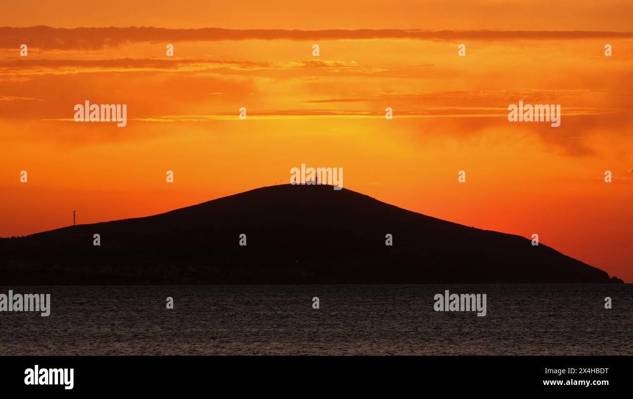 Sonnenuntergang von Bozcaada auf der Ägäischen Insel aus dem Viertel Geyikli in der Stadt Canakkale. Goldene Stunden mit Meer und Insel in Bozcaada. Stockfoto